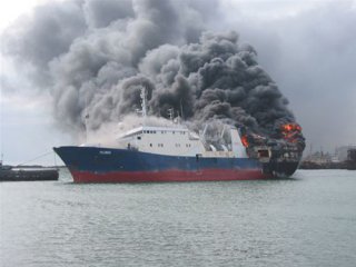 Пожар на сухогрузе "Иван Вакулов" создаёт угрозу взрыва топлива