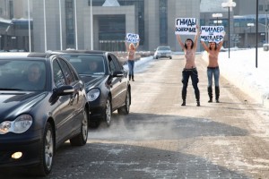 В МОСКВЕ УКРАИНСКИЕ ФЕМИНИСТКИ  УСТРОИЛИ ГОЛУЮ АКЦИЮ В 30-ГРАДУСНЫЙ МОРОЗ 