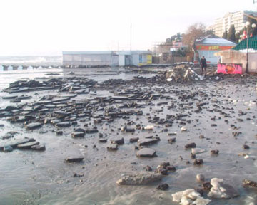 Штормовые волны разрушили набережные в Алуште и Партените