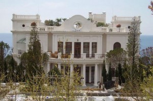 В Сети появились фото шикарного дворца Медведчука 