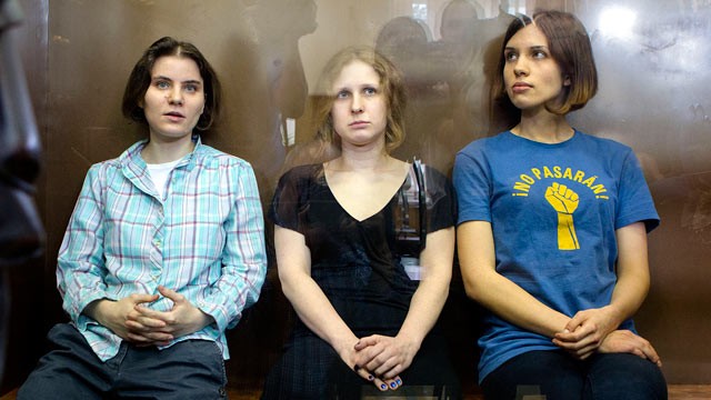 Россия: Медведев призывает к освобождению Pussy Riot  