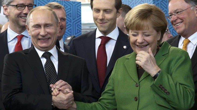На Путина совершено нападение... голыми девушками
