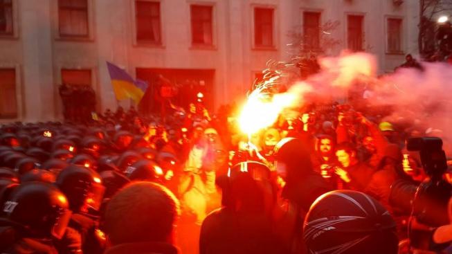 Революция в Киеве. Народ штурмует администрацию президента