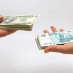 Рубль в начале дня продолжил падать