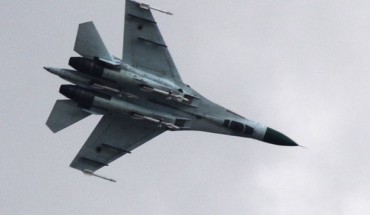 В небе над Донецком военный истребитель. Слышна стрельба