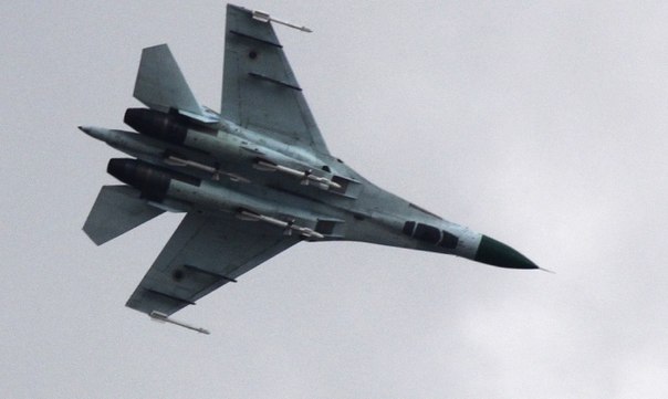 В небе над Донецком военный истребитель. Слышна стрельба