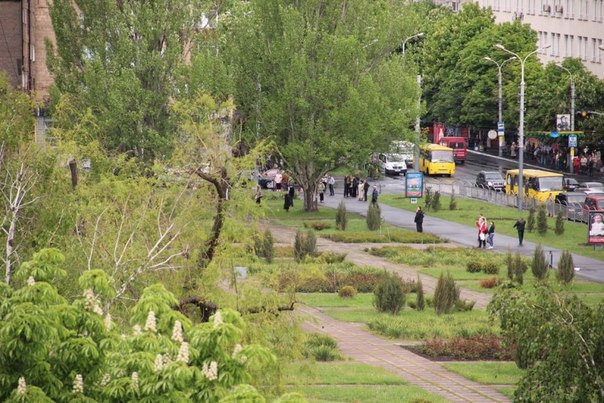В Мариуполе у горсовета горят баррикады