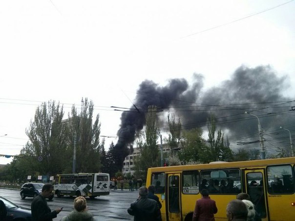 В Мариуполе у горсовета горят баррикады