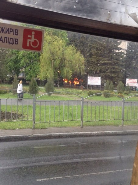 В Мариуполе у горсовета горят баррикады