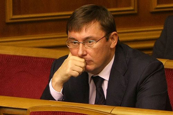 Луценко: ночью из России проехало 15 "КамАЗов" с террористами 