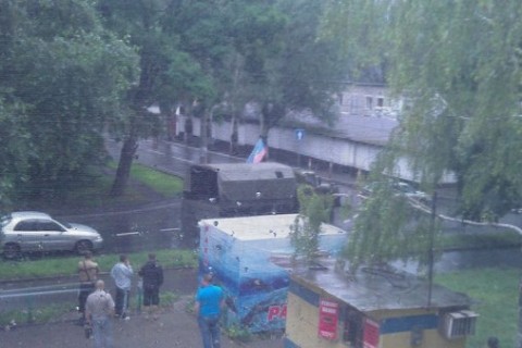 Видео. В Донецк штурмуют военную часть 3004