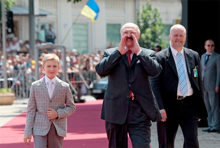 Лукашенко призвал уничтожать боевиков, которые воюют против украинцев