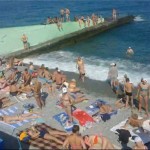 Видео. В Алуште пляжи переполнены народом
