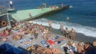 Видео. В Алуште пляжи переполнены народом