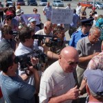 Коммунисты возле Запорожской ОГА устроили потасовку