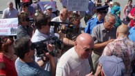 Коммунисты возле Запорожской ОГА устроили потасовку