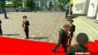 Видео. На Инаугурации Порошенко у солдата упало оружие