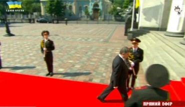 Видео. На Инаугурации Порошенко у солдата упало оружие