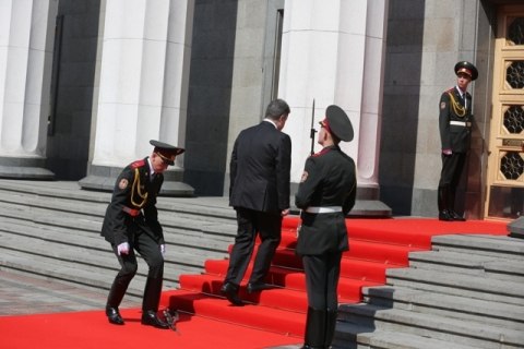 Видео. На инаугурации Порошенко у солдата выпало оружие
