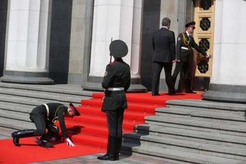 Видео. На инаугурации Порошенко у солдата выпало оружие