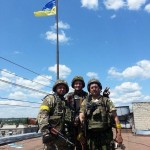 Фото. Над ГорСоветом Славянска поднят украинский флаг