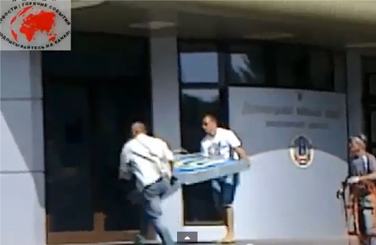 Видео. С Донецкого Горсовета сняли герб Украины