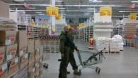 Фото. Боевики покупают продукты в пустом "Ашане"